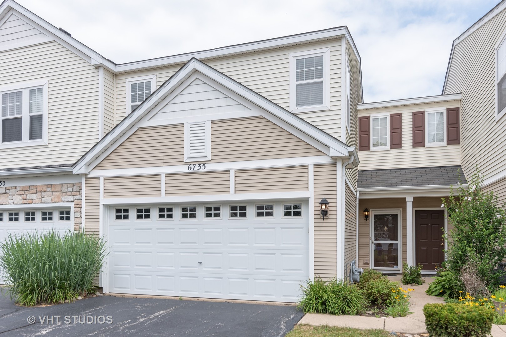 Homes for sale in the Silverstone Lake subdivision Carpentersville, Illinois Real Estate