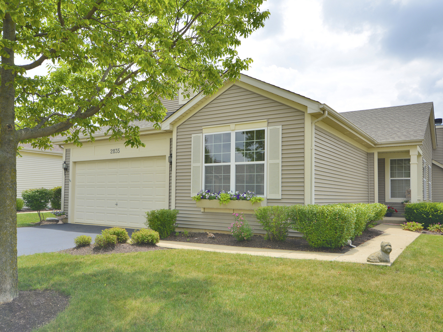 Homes for sale in the Carillon Lakes subdivision Crest Hill, Illinois