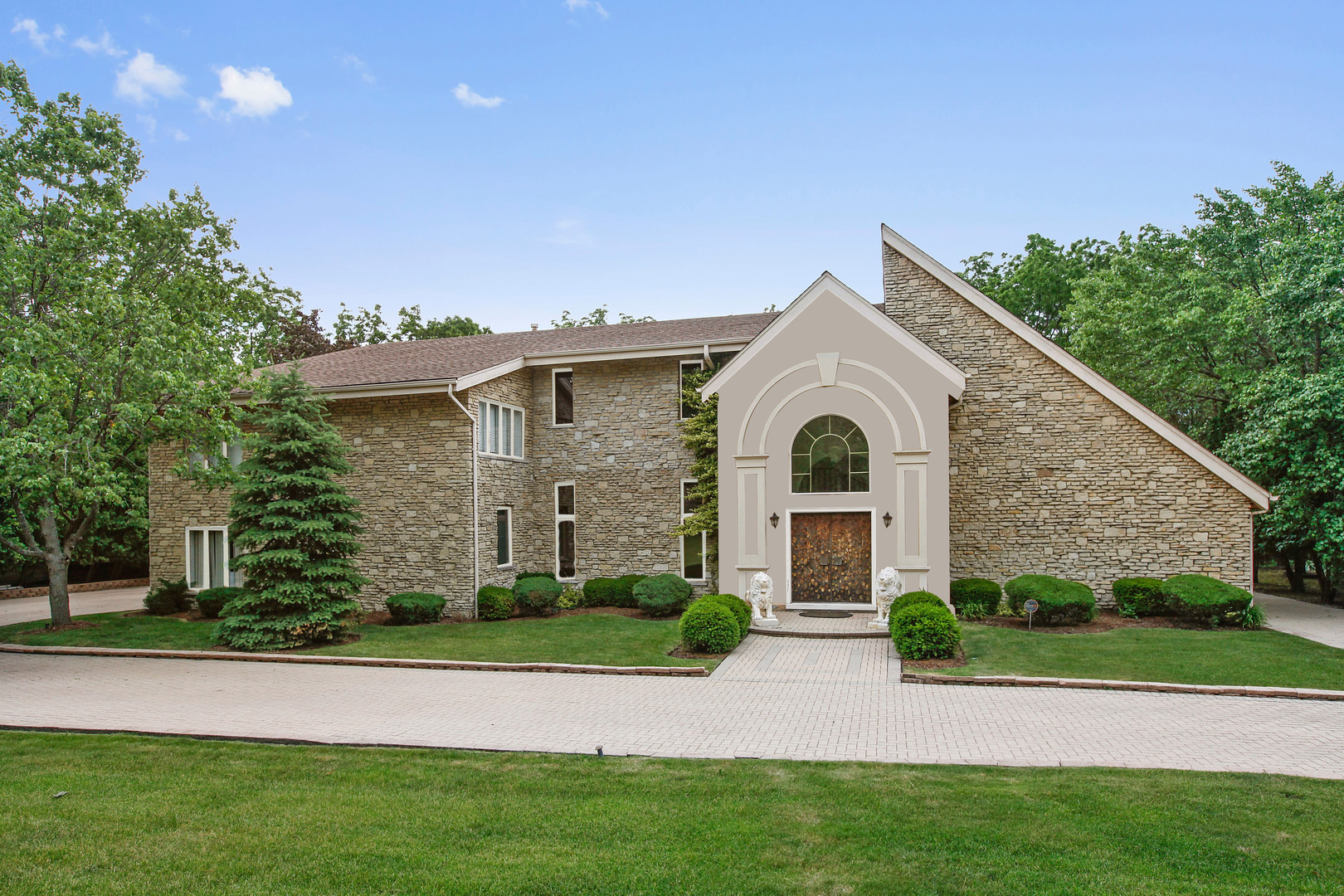 Homes for sale in the Hunter Trails subdivision Oak Brook, Illinois