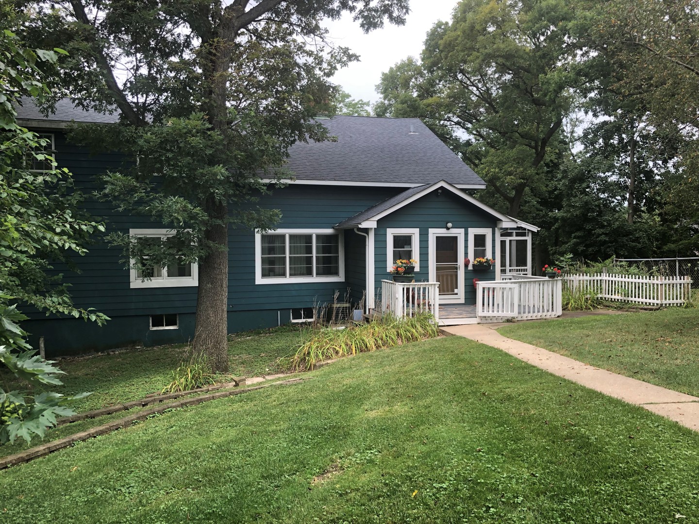 35374 North Summit Place, Round Lake, Illinois 60073 Blue Fence