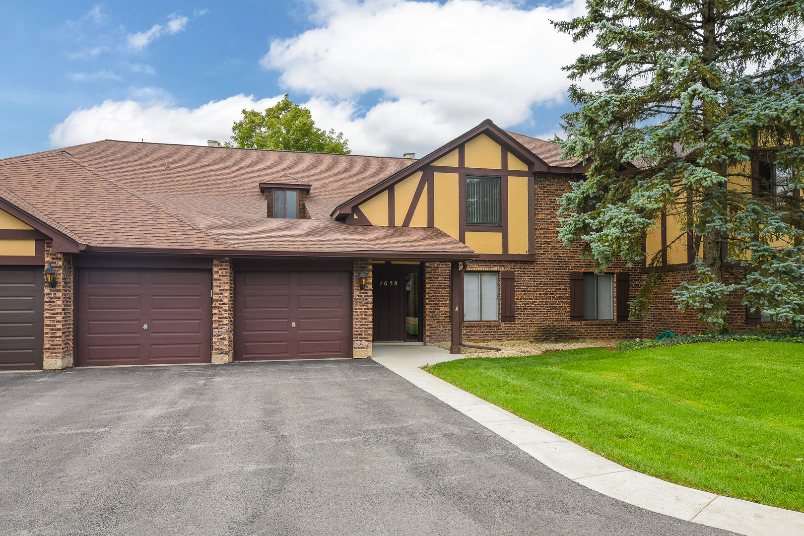 Homes for sale in the Briarcliffe Lakes subdivision Wheaton, Illinois