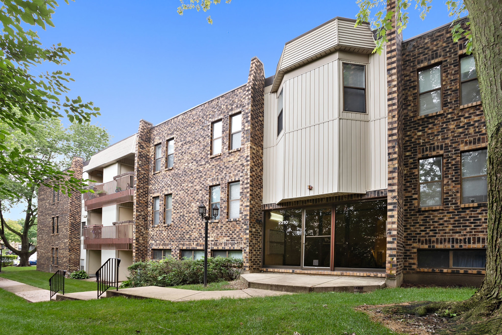 Homes for sale in the Woodridge Club subdivision Woodridge, Illinois