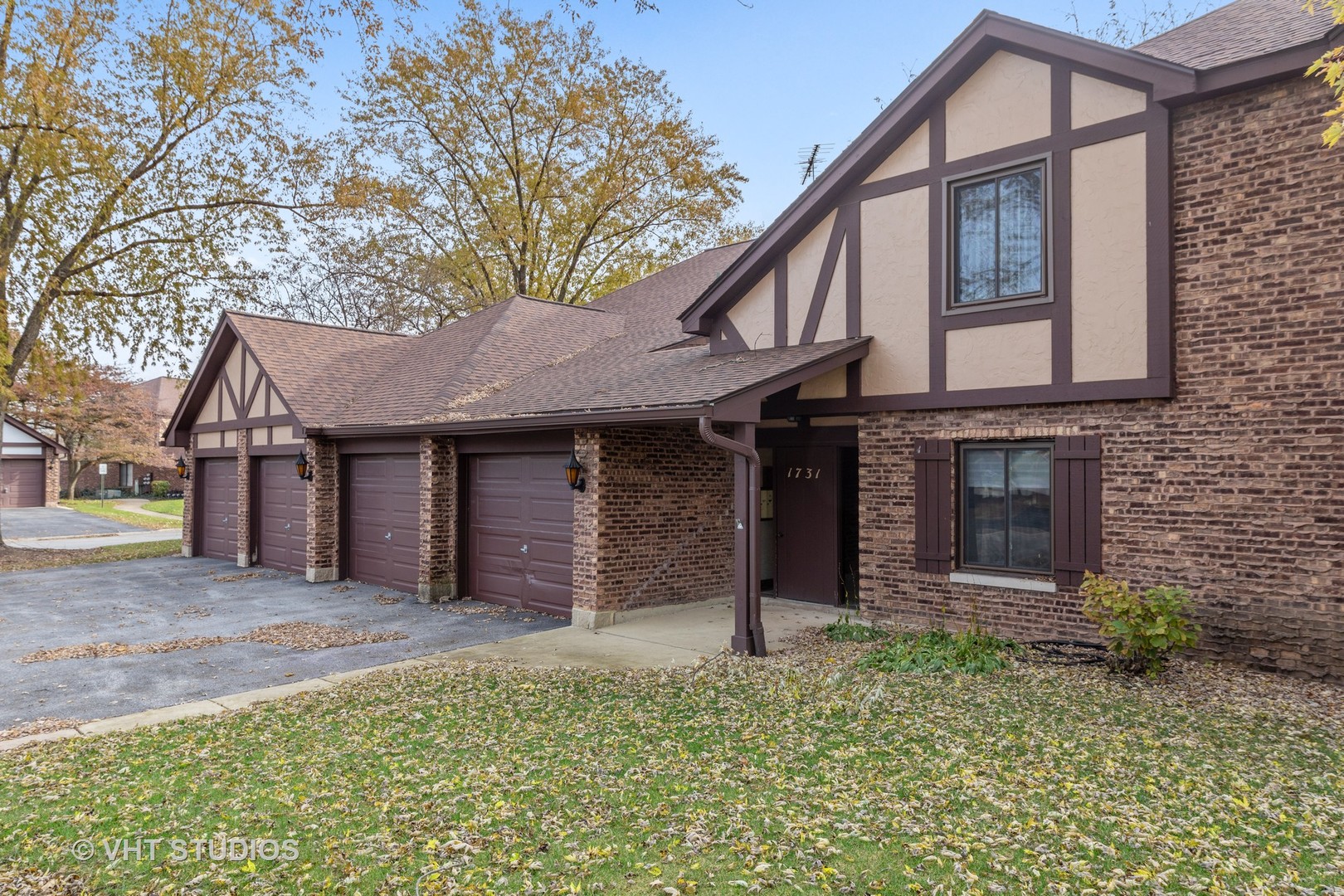 Homes for sale in the Briarcliffe Lakes subdivision Wheaton, Illinois