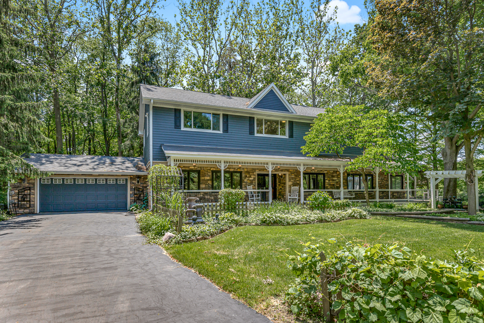 29W335 Renouf Drive, Warrenville, IL 60555 Blue Fence