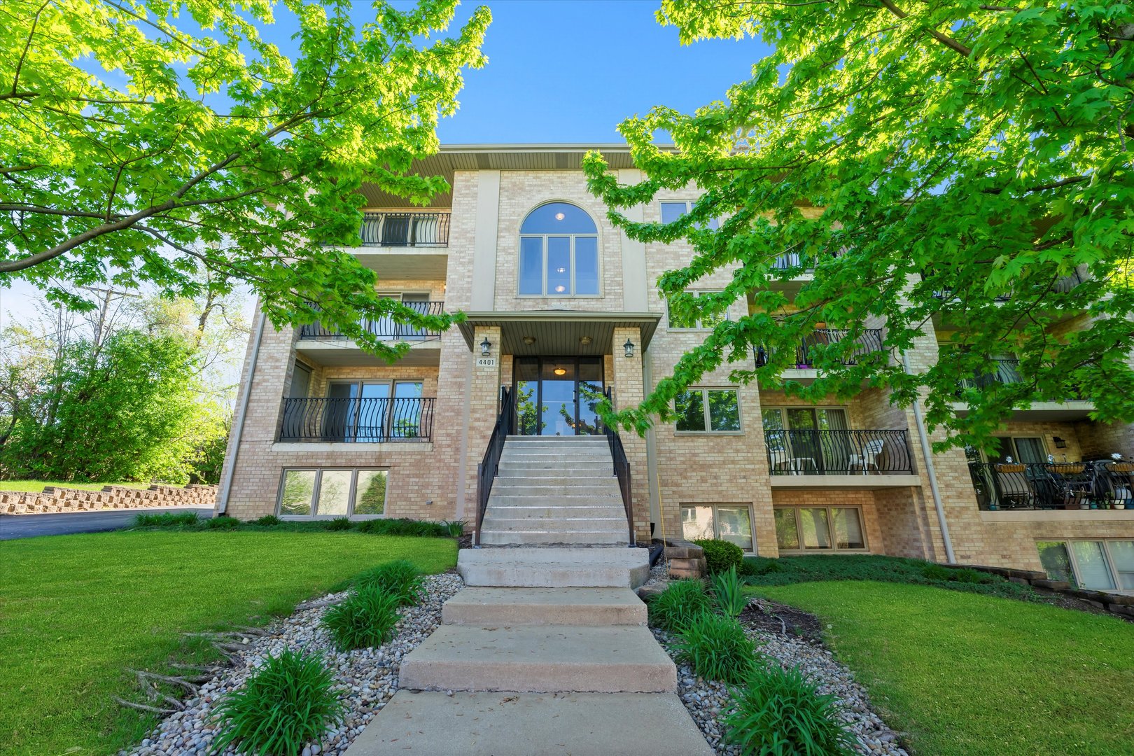 4401 Pershing Avenue, Unit 2s, Downers Grove, Il 60515