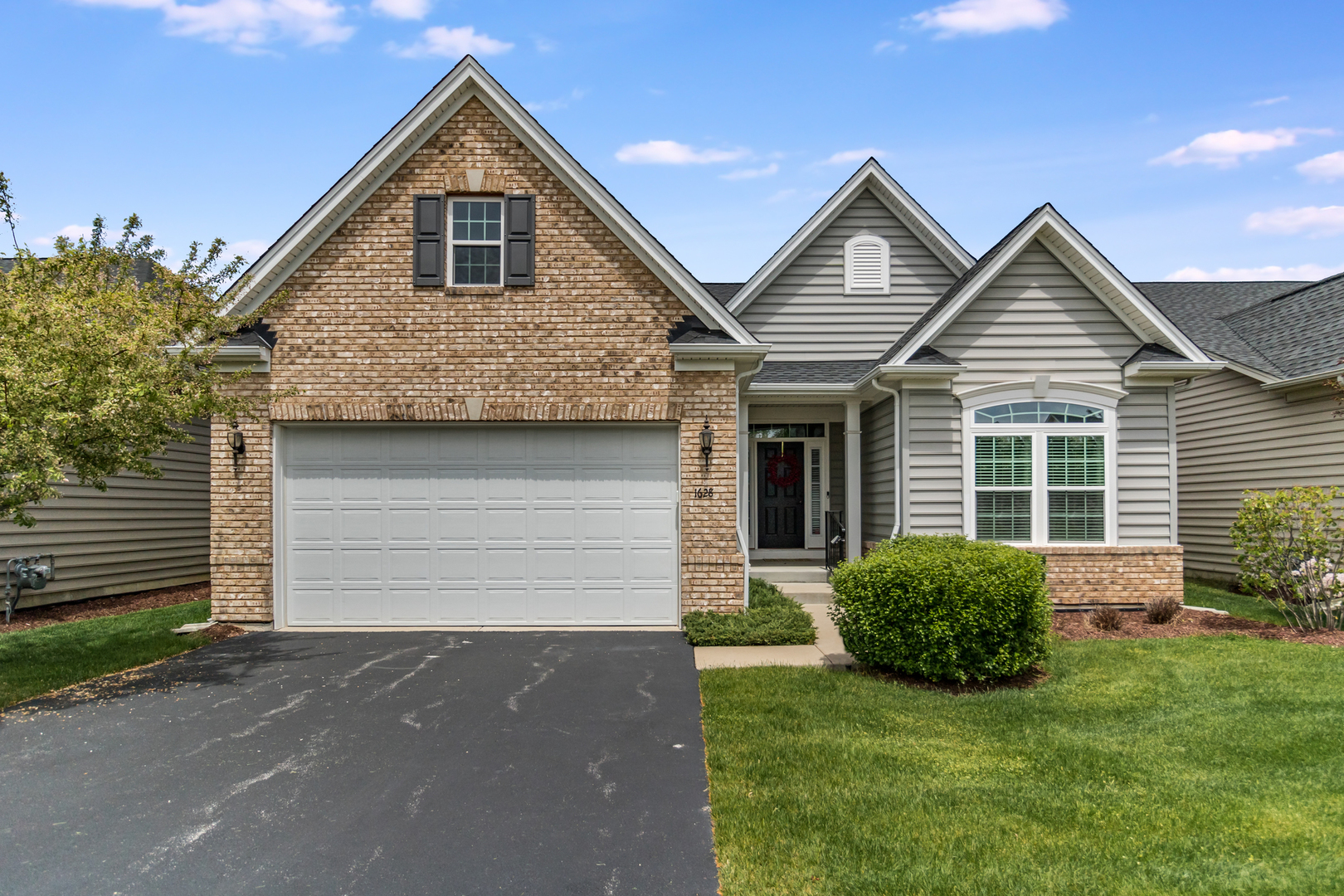 Homes for sale in the Stonegate West subdivision Aurora, Illinois