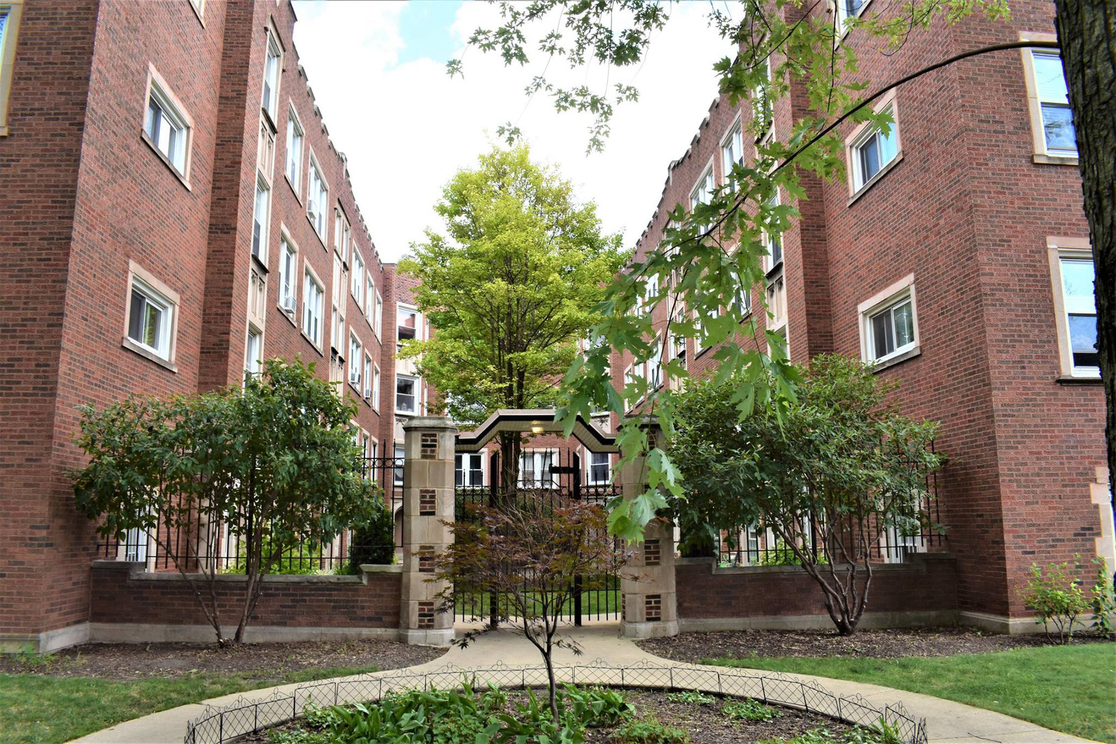 Albany Park Real Estate & Albany Park Chicago Information