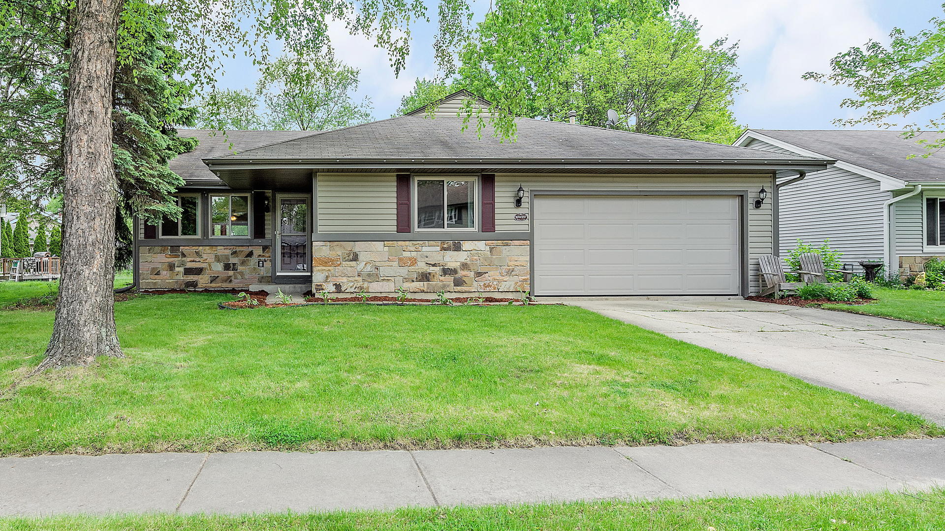 Homes for sale in the Summerlakes subdivision Warrenville, Illinois Real Estate