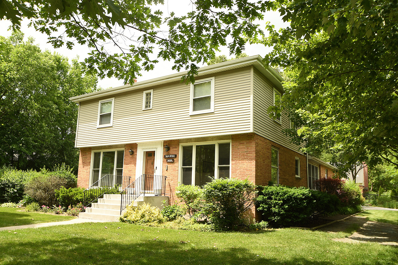 4 bedroom Homes for sale in Flossmoor, Illinois Flossmoor MLS