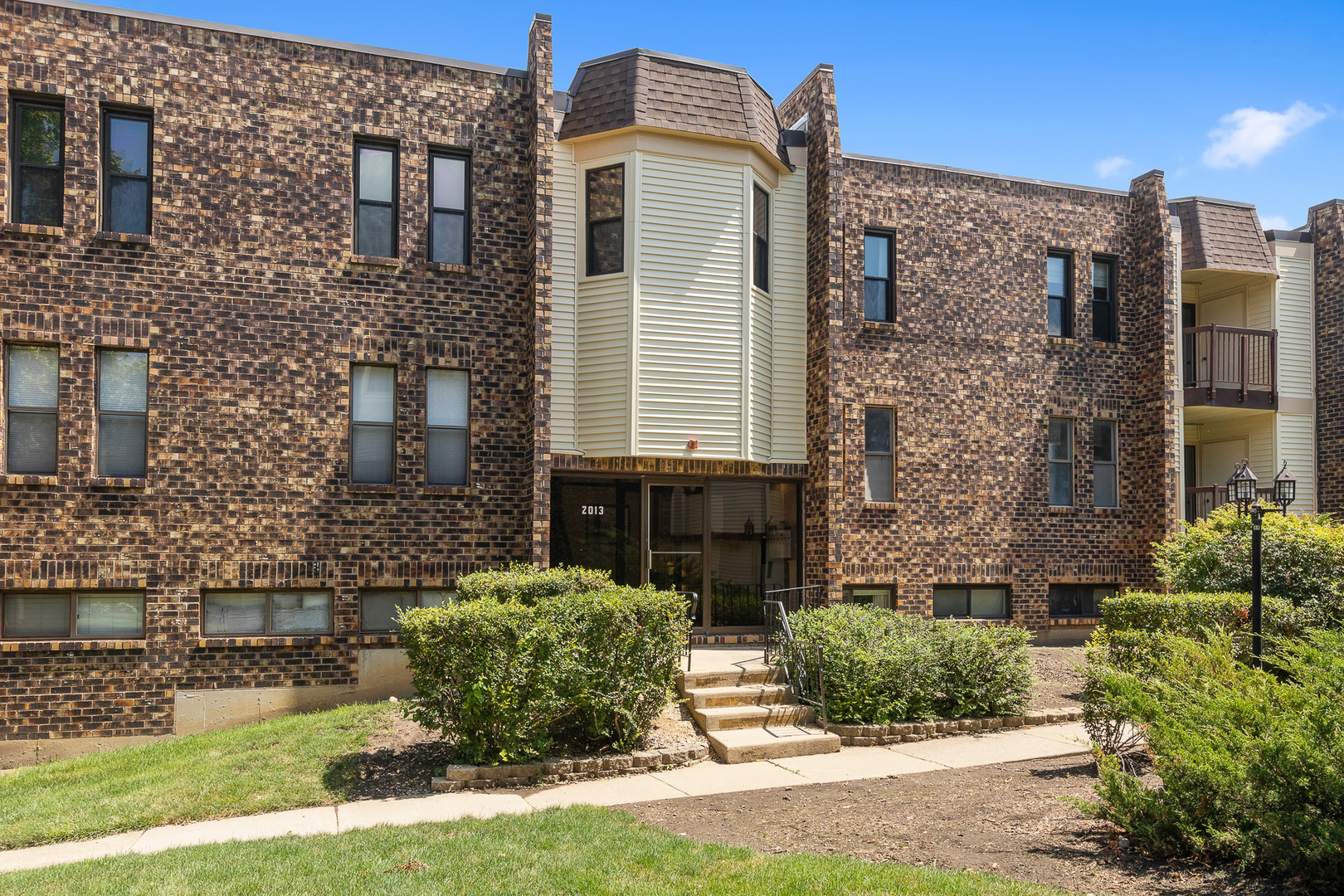 Homes for sale in the Woodridge Club subdivision Woodridge, Illinois