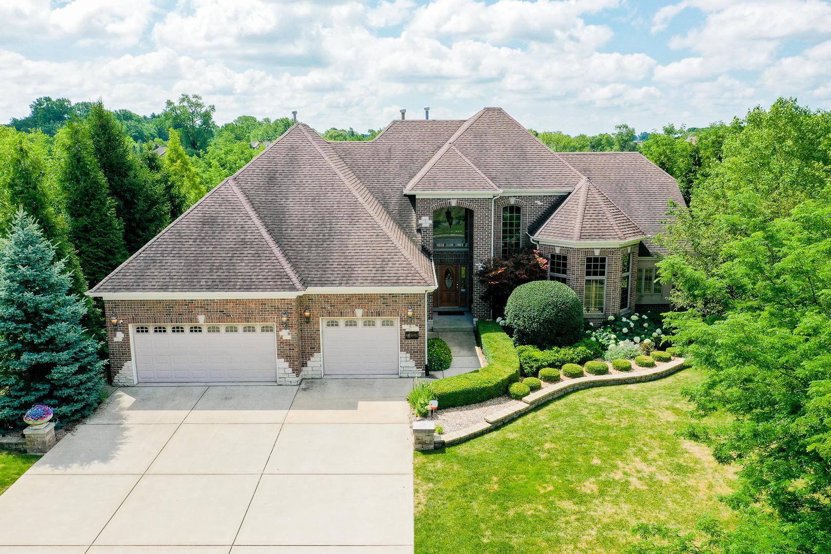 Homes for sale in the Canterbury Lakes subdivision Monee, Illinois