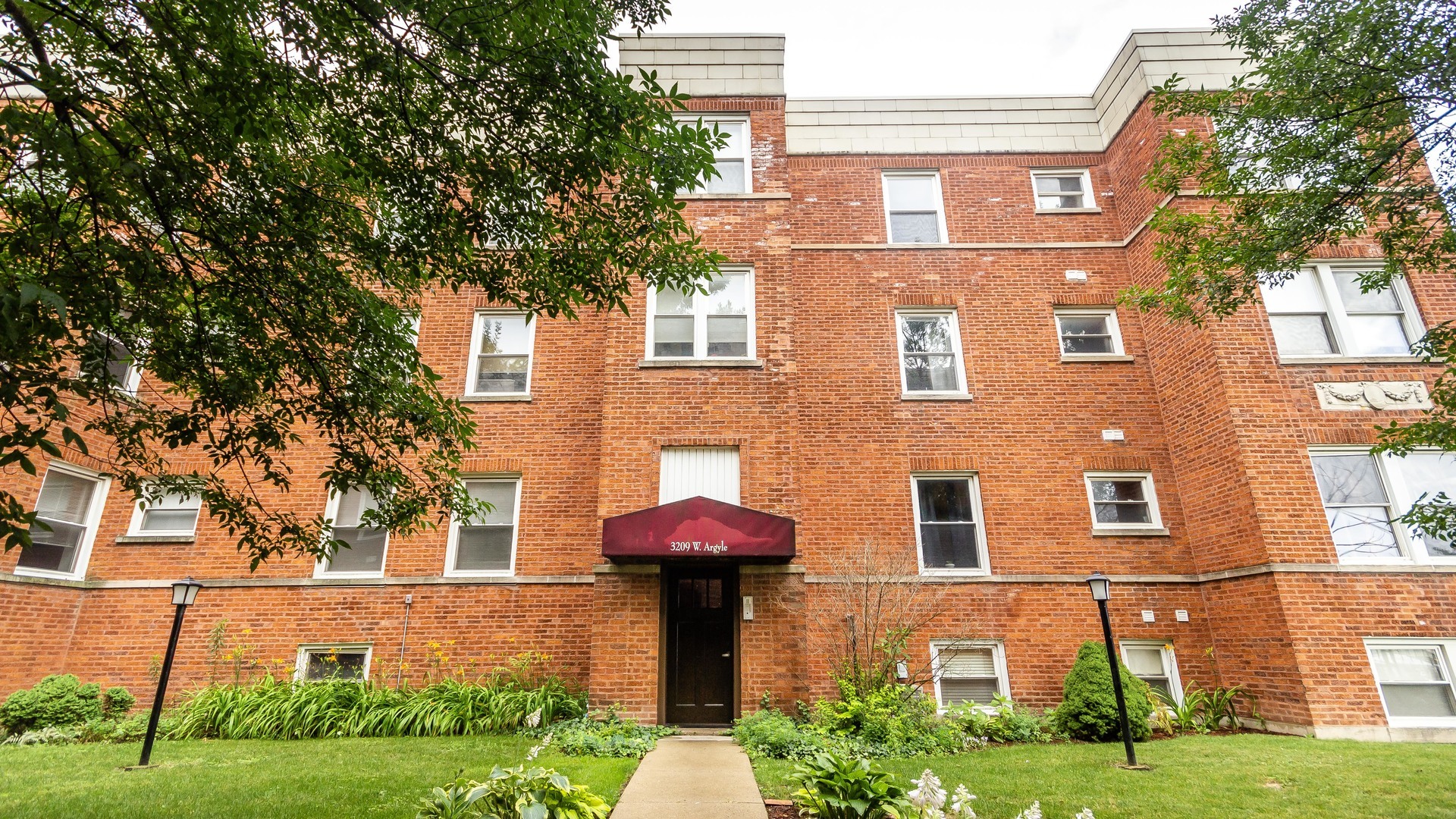 Albany Park Real Estate & Albany Park Chicago Information