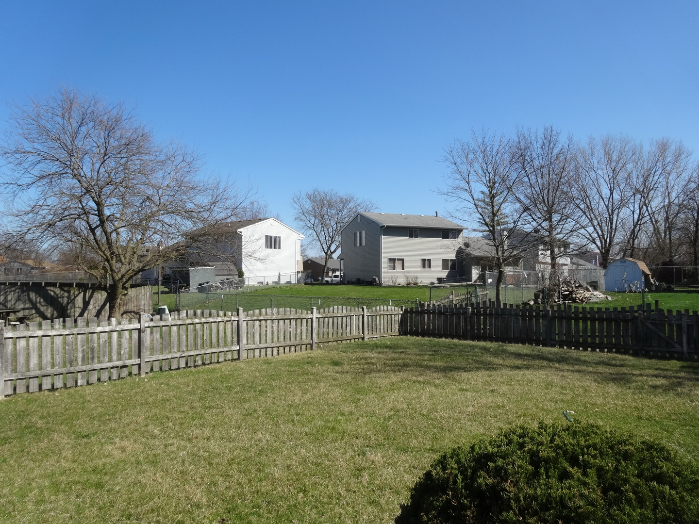 15 Joslyn Drive, ELGIN, Illinois 60120 Blue Fence