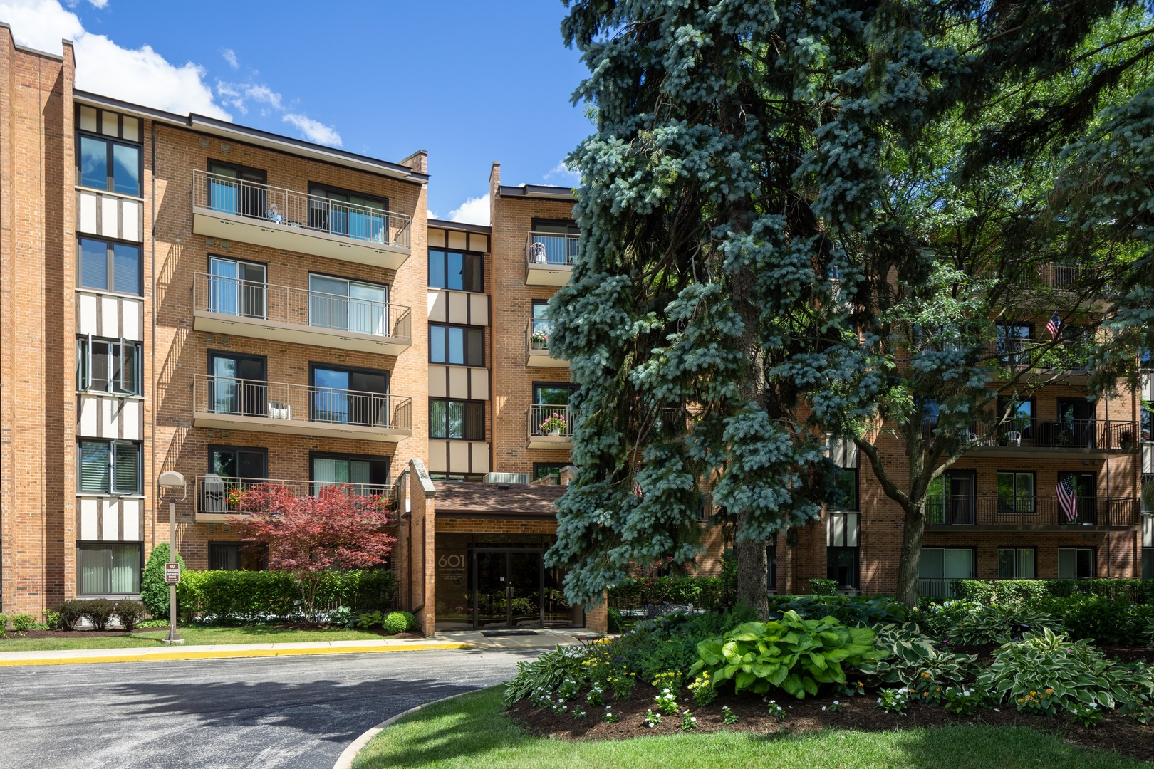 Homes for sale in the Lake Hinsdale Village subdivision WILLOWBROOK