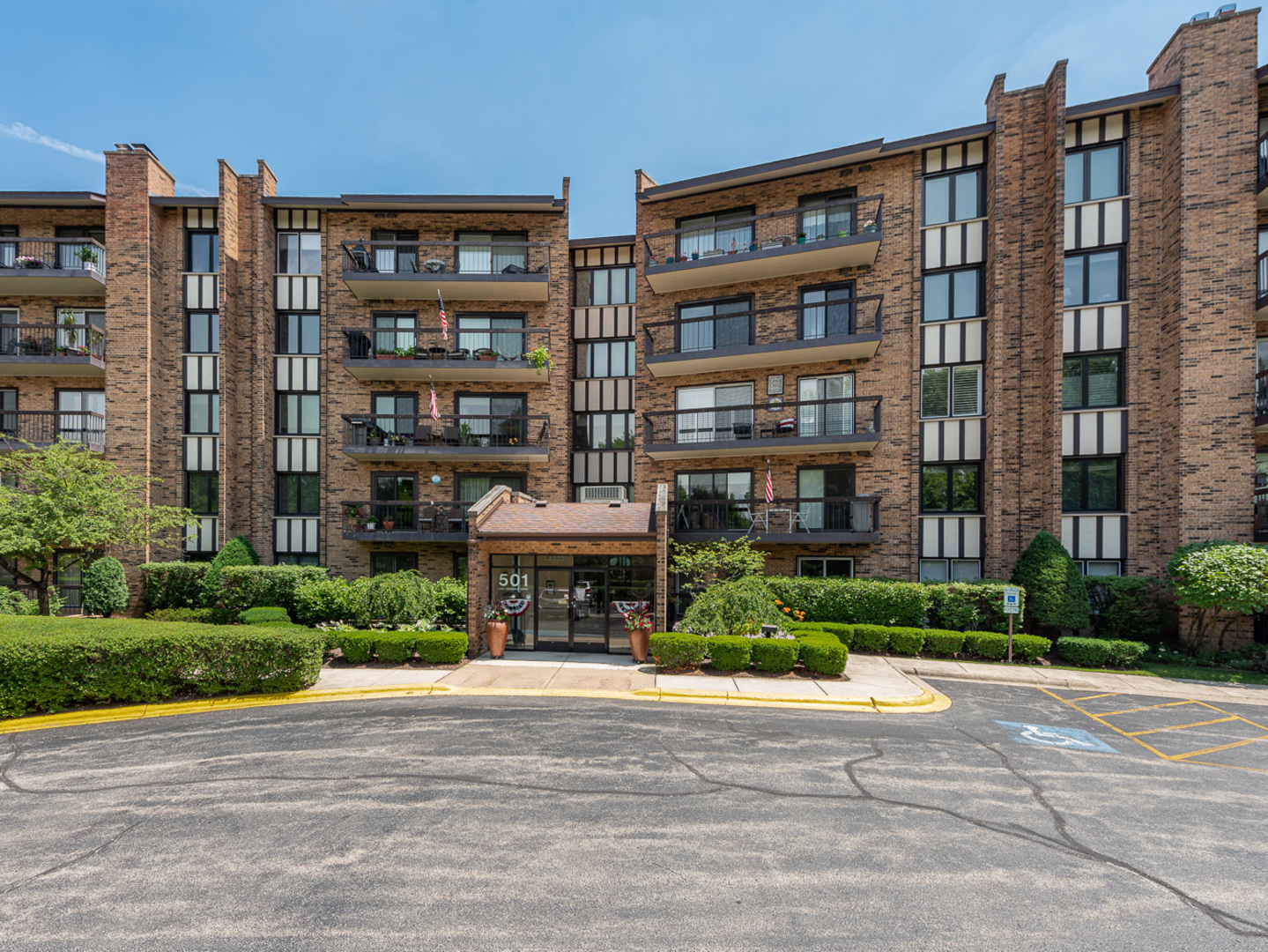 Homes for sale in the Lake Hinsdale Village subdivision WILLOWBROOK