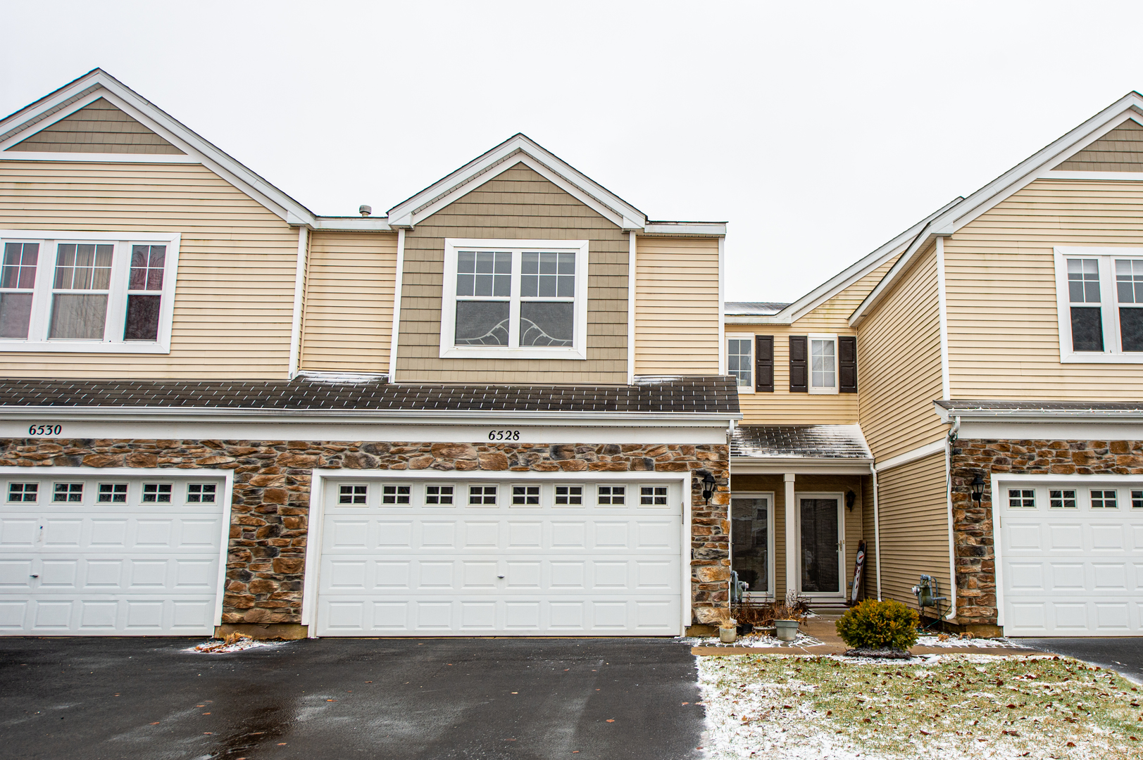 Homes for sale in the Silverstone Lake subdivision Carpentersville