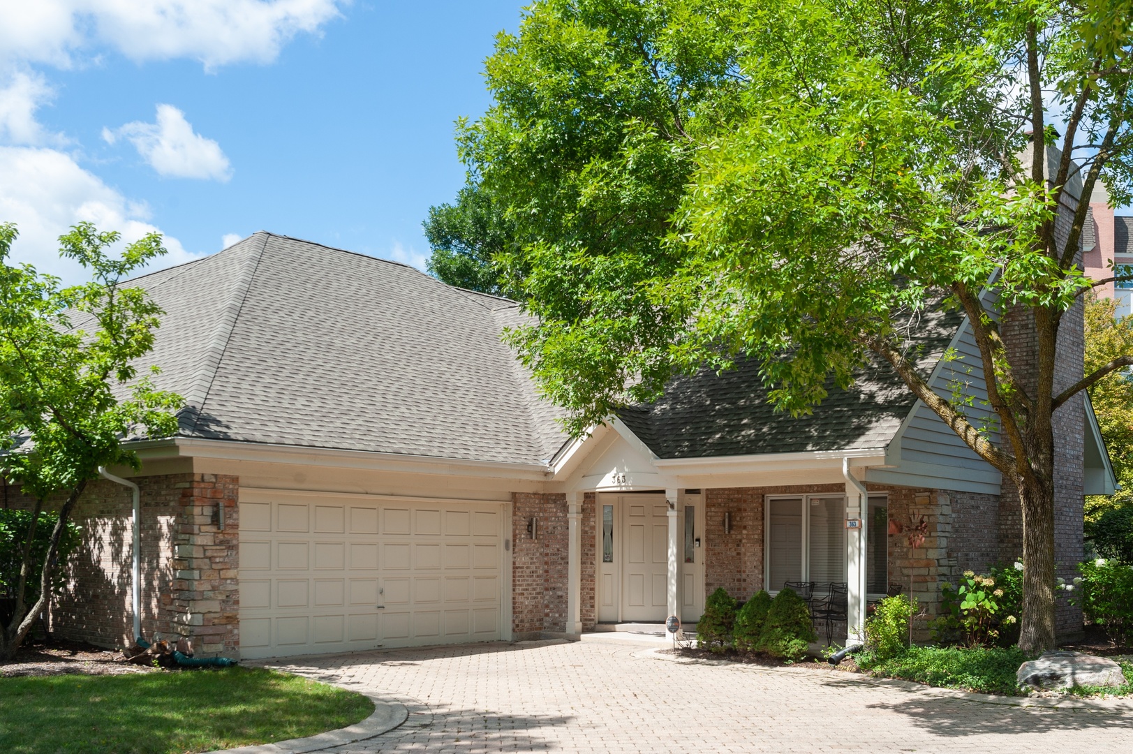 Homes for sale in the Rivershire subdivision Lincolnshire, Illinois