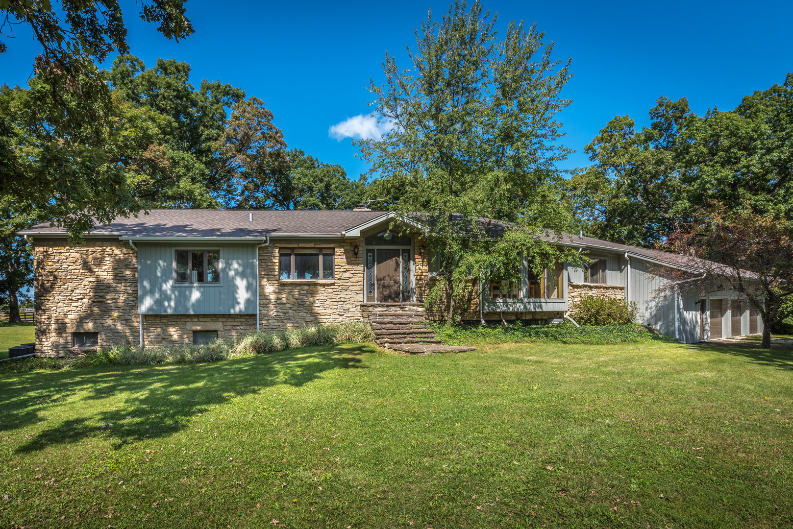 40W693 McDonald, ELGIN, Illinois