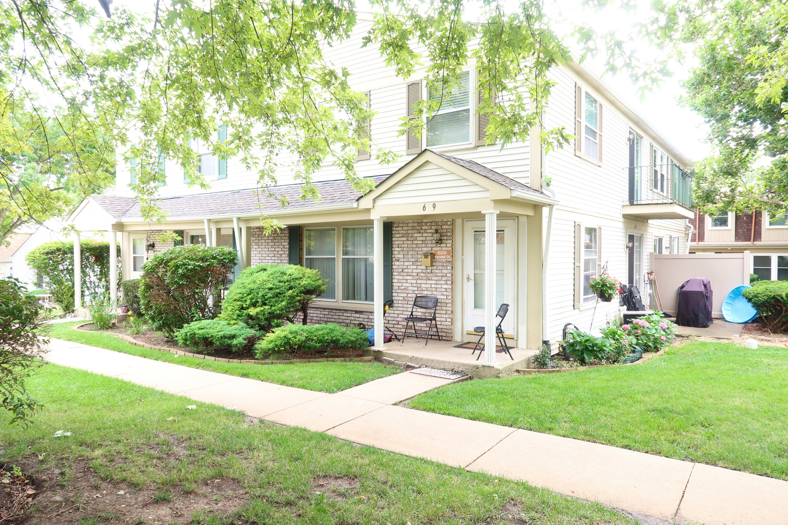 Homes for sale in the CASTLE ROCK subdivision Schaumburg, Illinois