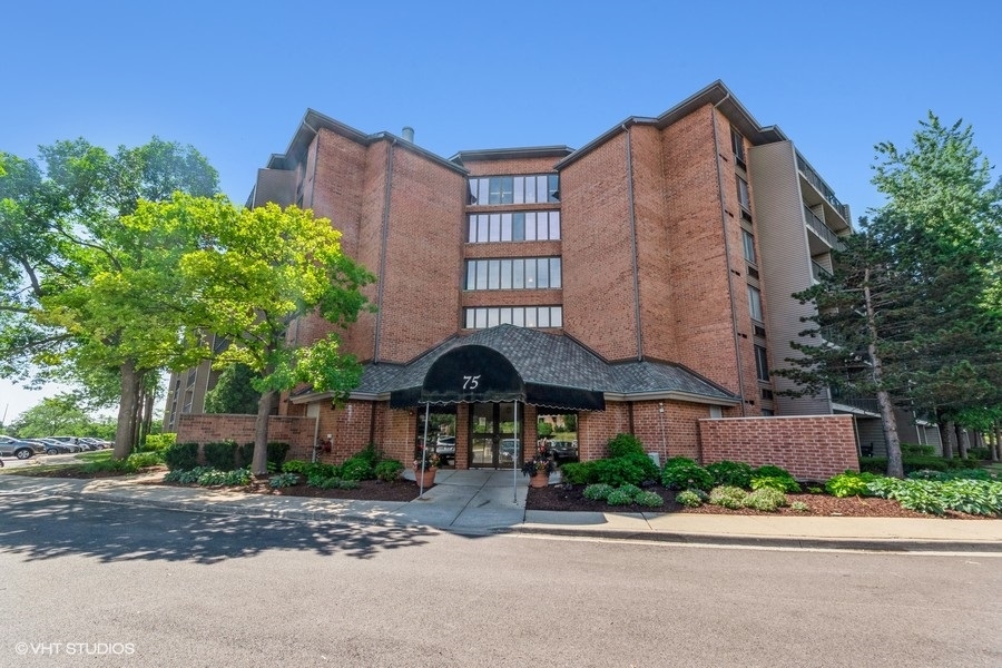 12 Oaks At Schaumburg in Schaumburg IL Homes for Sale 12 Oaks At