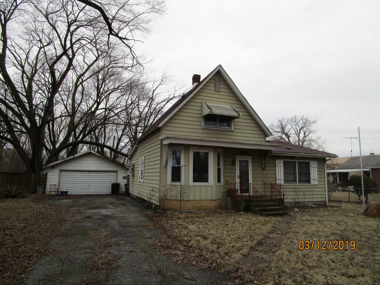 17206 Throop Street East Hazel Crest, Illinois Agent Remarks: EMAIL AGENT ONLY, PLEASE DO NOT CALL. 0% TAX PRORATIONS, SOLD AS-IS. SELLER WILL NOT PAY FOR A SURVEY OR DO ANY WORK. DIRECT SALE - ROOM COUNT AND SIZES ESTIMATED FROM PREVIOUS DATA AND IS RELIABLE BUT NOT GUARANTEED. PLEASE SEE MLS REMARKS BEFORE SUBMITTING AN OFFER. ** PLEASE VIEW SELLERS CONTRACT UNDER DOCUMENTS FOR EXPEDITED SERVICE ** -
