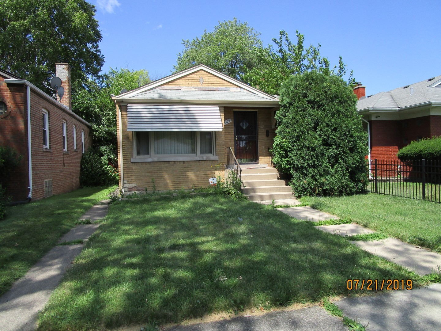 14304 Dearborn Street S RIVERDALE, Illinois SINGLE FAMILY HOME SOLD AS-IS AND READY FOR A NEW FAMILY. NOT BANK OWNED AND NOT A SHORT SALE, OWNERS ARE LOCAL AND MOTIVATED. THIS HOME IS BEING SOLD AS-IS, SO PLEASE INSPECT PRIOR TO SUBMITTING AN OFFER. PLEASE NOTE: 0% TAX PRORATIONS ARE OFFERED, THE SELLER WILL PAY CURRENT AND ALL PRIOR TAX BUT 0% CREDIT FOR FUTURE BILLS. SPECIAL WARRANTY DEED AT CLOSING. NO SURVEY. FOR FASTER RESPONSE PLEASE USE SELLERS CONTRACT, ADDENDUM AND DISCLOSURES UNDER DOCUMENTS.