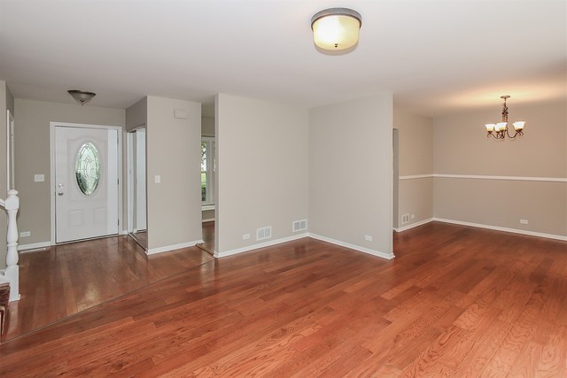 933 BEDFORD Court