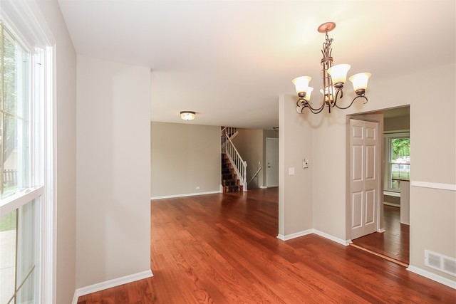 933 BEDFORD Court