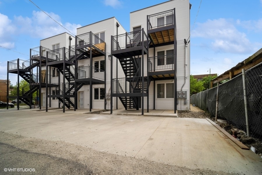 1102 S Western Ave, Chicago Reviews & Apartments for Rent