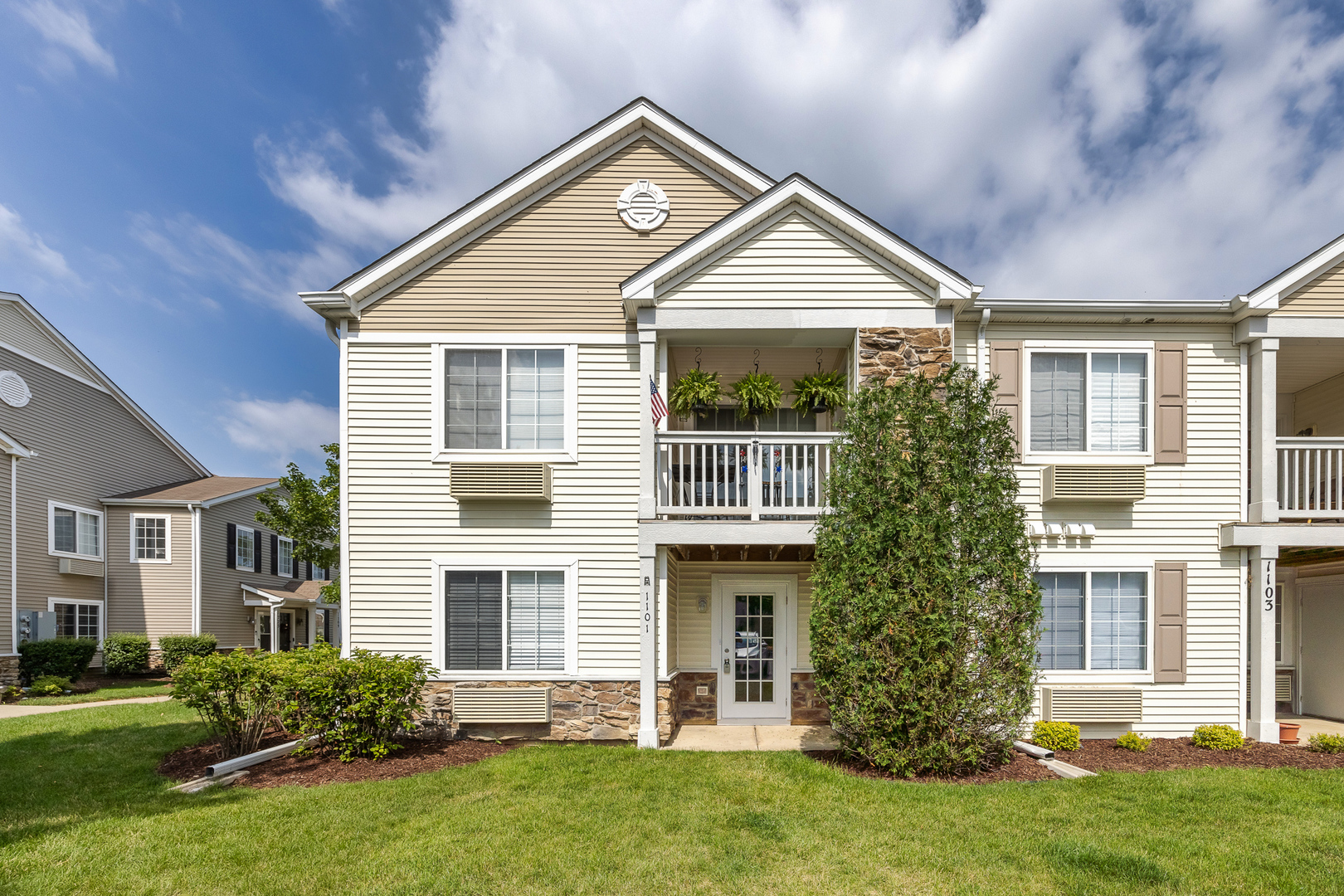 Silverstone Lake in Carpentersville IL Homes for Sale Silverstone