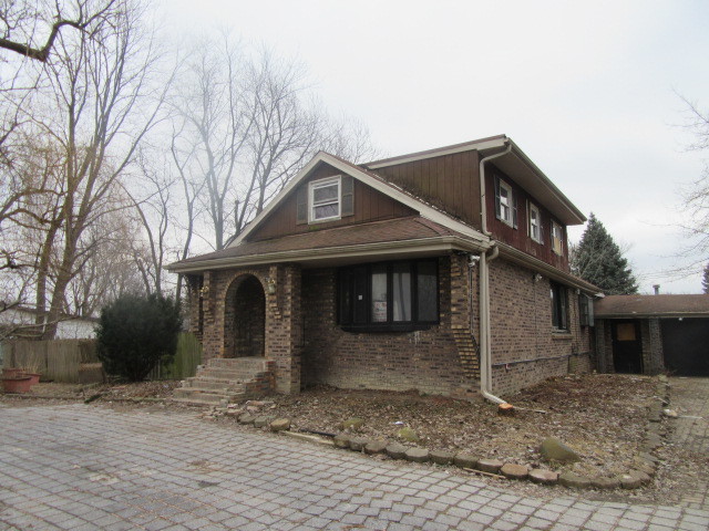 7911 W 101ST Street PALOS HILLS, Illinois TEAR DOWN PER THE MUNICIPALITY - NO OPTION TO REMODEL. Great potential and terrific lot size!!! It is close to schools/Nature Preserves/parks - Indian Woods Park/Krasowski Park/public transportation - PACE busses on 76TH AVENUE & HARLEM AVENUE/METRA TRAIN/expressway/Bridgeview Shopping Center/stores and restaurants!!! Do not wait and make an offer today!!!