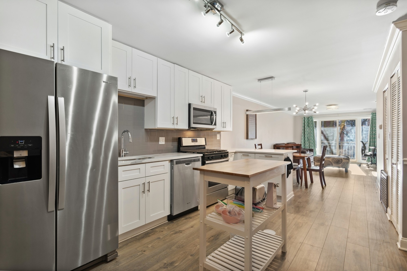 1514 W Pratt Boulevard 2a, Chicago IL 60626 Dream Town Real Estate