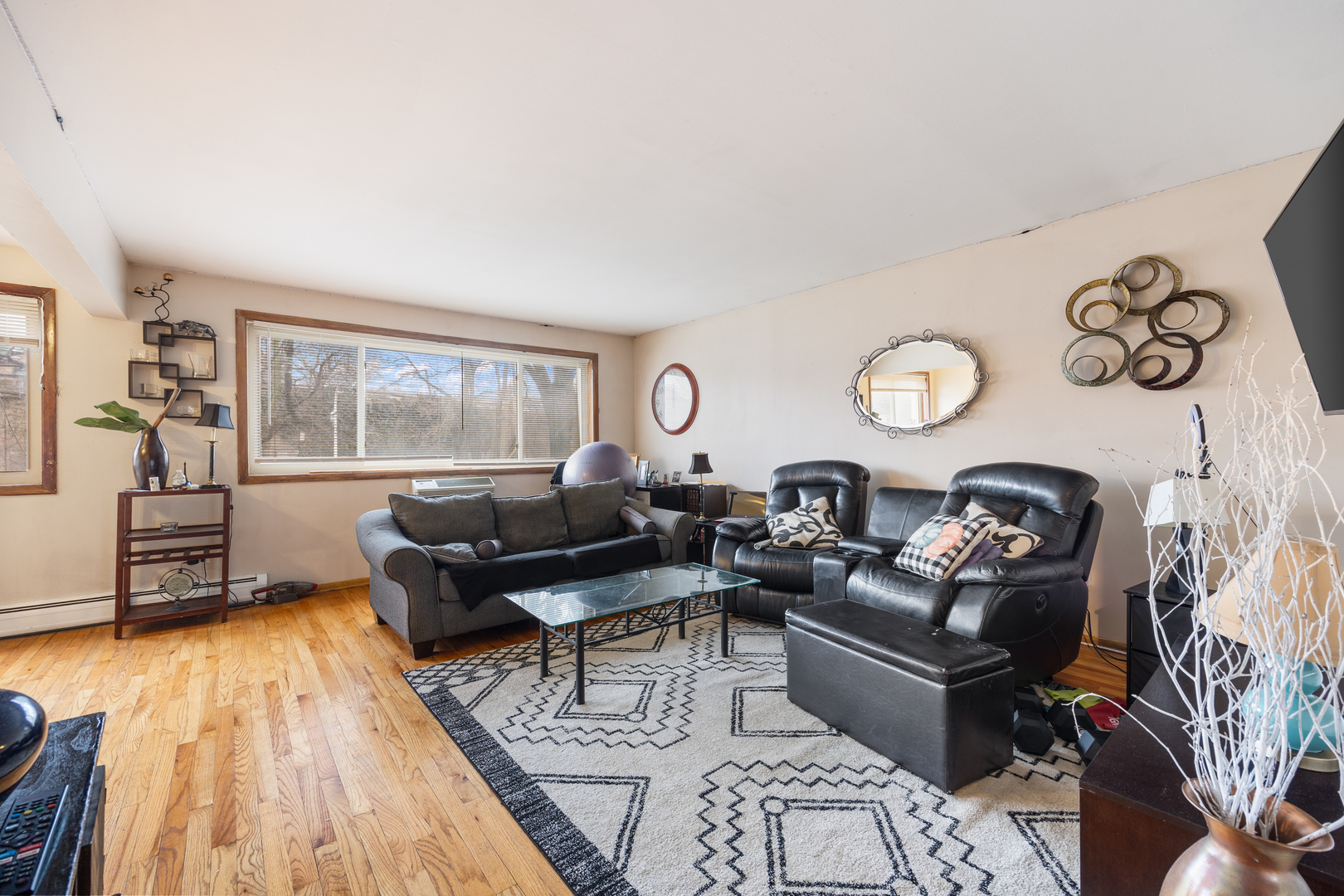 1415 W Pratt Boulevard 102, Chicago IL 60626 Dream Town Real Estate