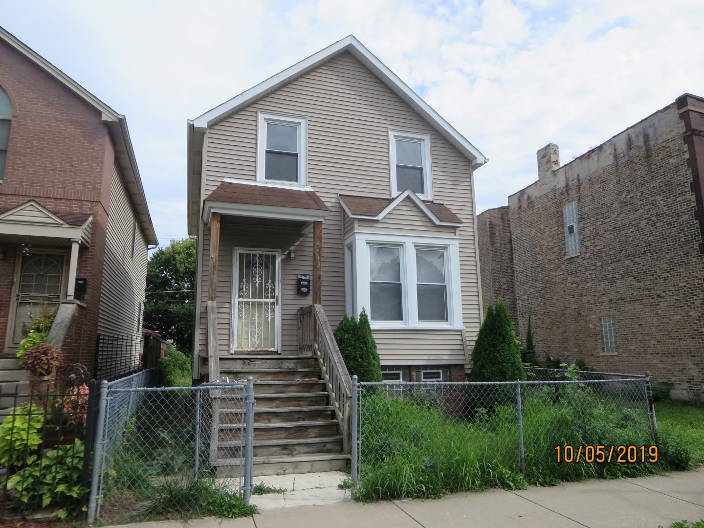 7135 University Avenue S CHICAGO, Illinois READY FOR YOUR IDEAS, GREAT OPPORTUNITY FOR REHAB. SINGLE FAMILY HOME SOLD AS-IS AND READY FOR A NEW FAMILY. NOT BANK OWNED AND NOT A SHORT SALE, OWNERS ARE LOCAL AND MOTIVATED. THIS HOME IS BEING SOLD AS-IS, SO PLEASE INSPECT PRIOR TO SUBMITTING AN OFFER. PLEASE NOTE: 0% TAX PRORATIONS ARE OFFERED, THE SELLER WILL PAY CURRENT AND ALL PRIOR TAX BUT 0% CREDIT FOR FUTURE BILLS. SPECIAL WARRANTY DEED AT CLOSING. NO SURVEY. FOR FASTER RESPONSE PLEASE USE SELLERS CONTRACT, ADDENDUM AND DISCLOSURES UNDER DOCUMENTS.