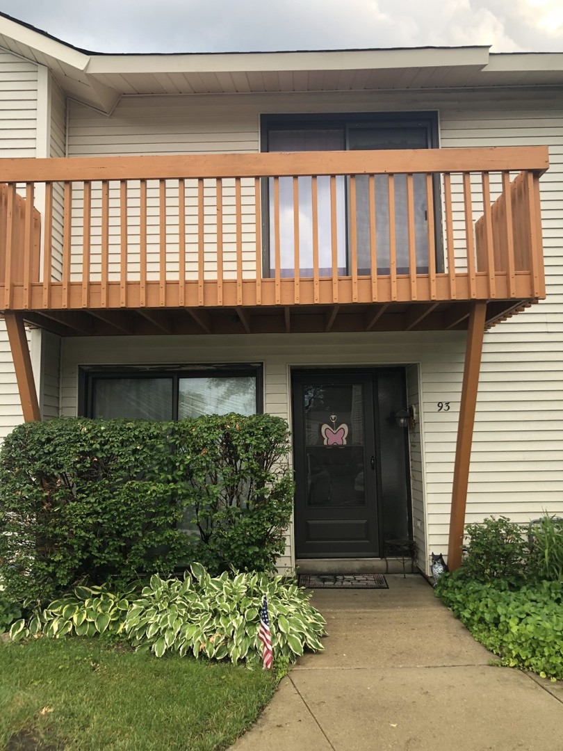 93 Michigan Court VERNON HILLS, Illinois Great Courtyard location! Located in desirableNew Century Town near Lakes, Park with tennis courts, pool and more. This spacious townhome is recently updated-freshly painted, newer floors, bathrooms, A/C- 6 years, New Hot water heater and much more! Large Master Bedroom has a huge walk-in closet, main floor laundry and storage. One car garage with additional storage. Nice patio and fenced backyard. Highly rated schools in District 73 and 128. Just move and enjoy!