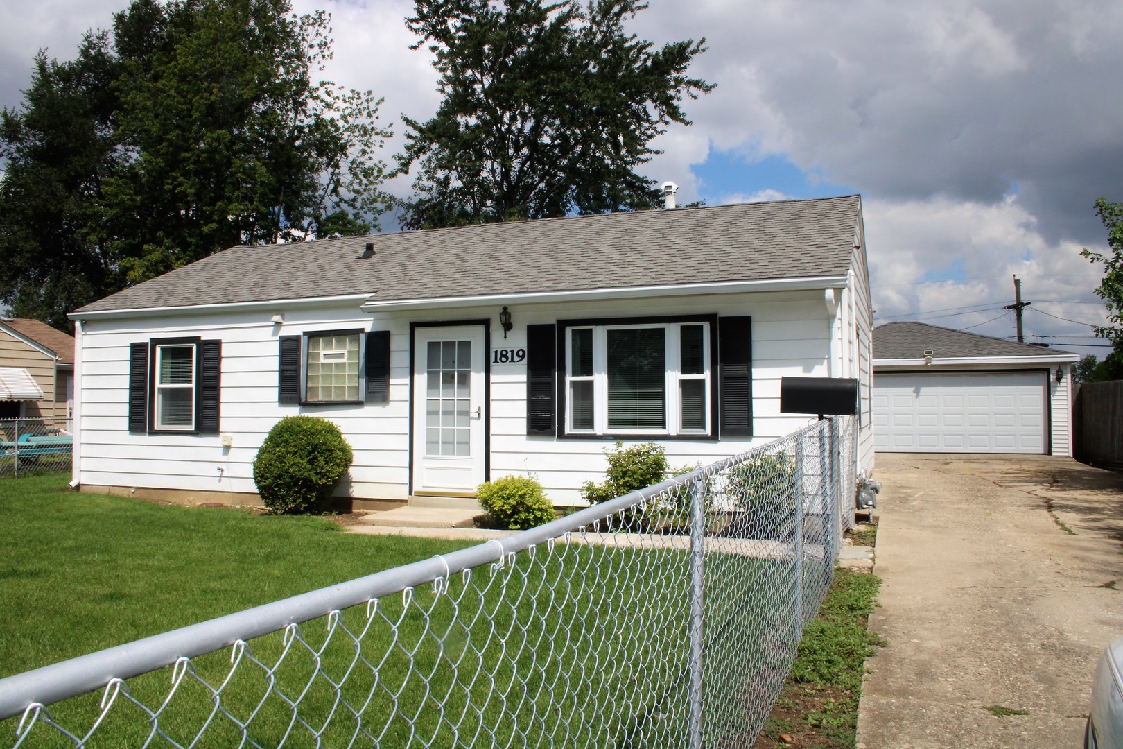 Raynor Hills Estate in Crest Hill IL Homes for Sale Raynor Hills