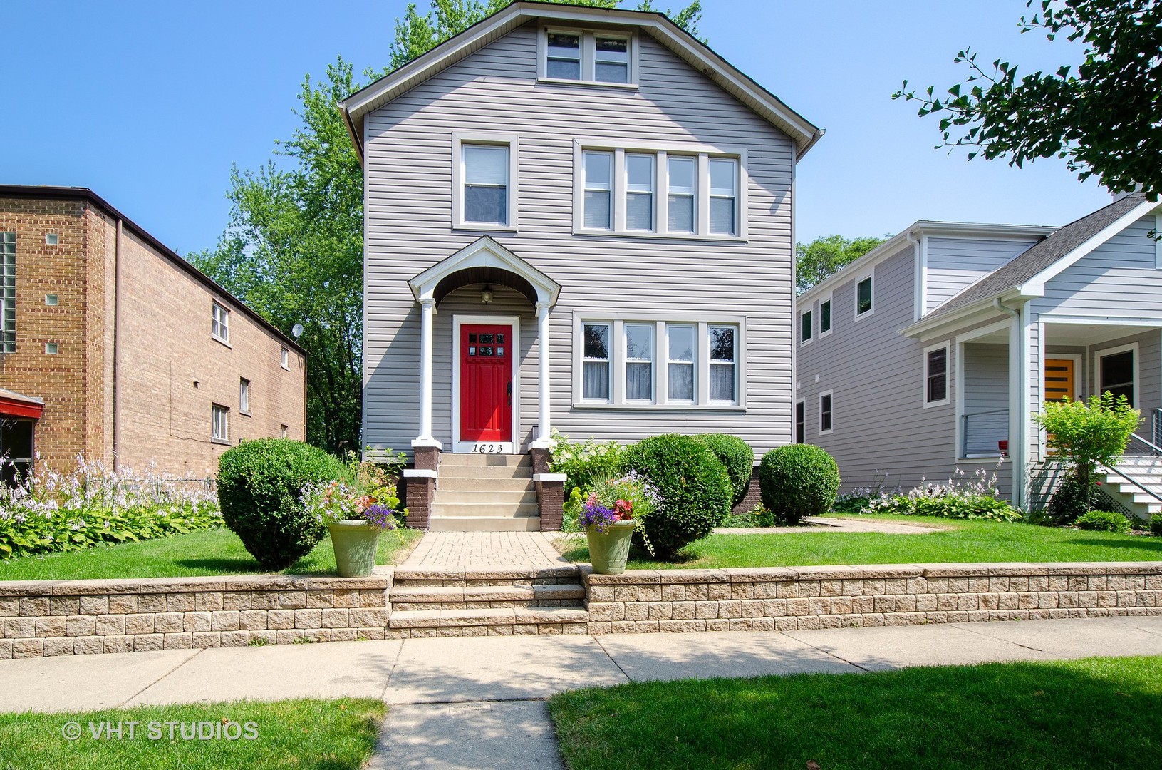 Realtor Mildred Cardona of Universal Realty Group Specializing in