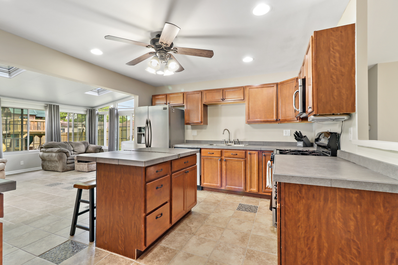 10398238 Jimholder Com 847 217 4426 1011 Oakland Dr