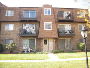 9477 Bay Colony Drive 2S DES PLAINES, Illinois Great location 2br Unit with Eat-in Kitchen, freshly painted. Near Pond and Pool. Assigned Parking Space. Close to Shopping and major roads. Will accept Section 8 applicants.
