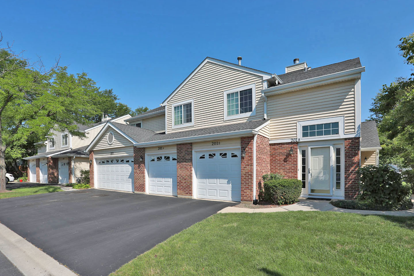 Sussex Square in Streamwood IL Homes for Sale Sussex Square in