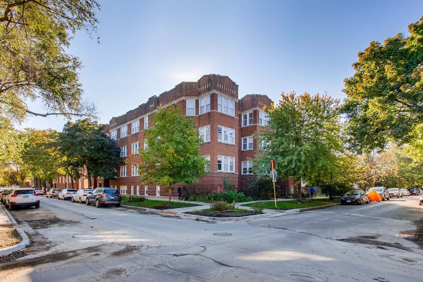 3315 W Sunnyside 1B, Chicago, IL MLS 10891345 Berkshire Hathaway HomeServices Chicago