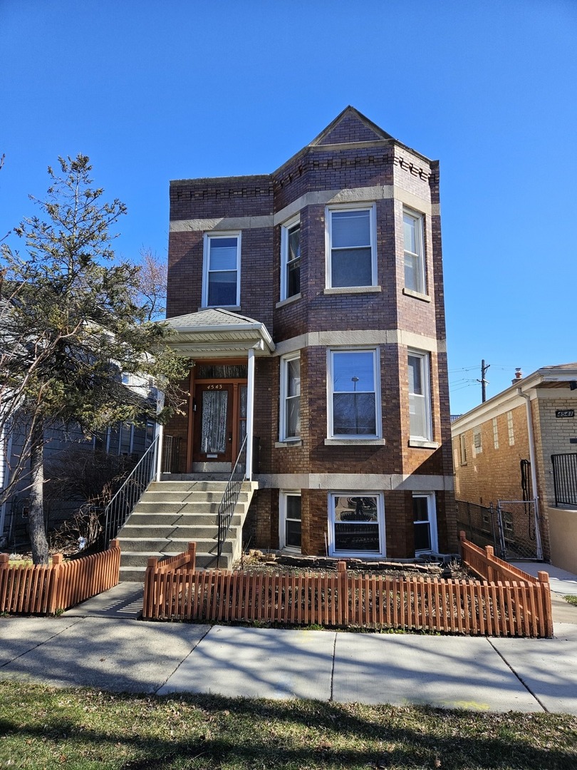 3 Apartment in Albany Park