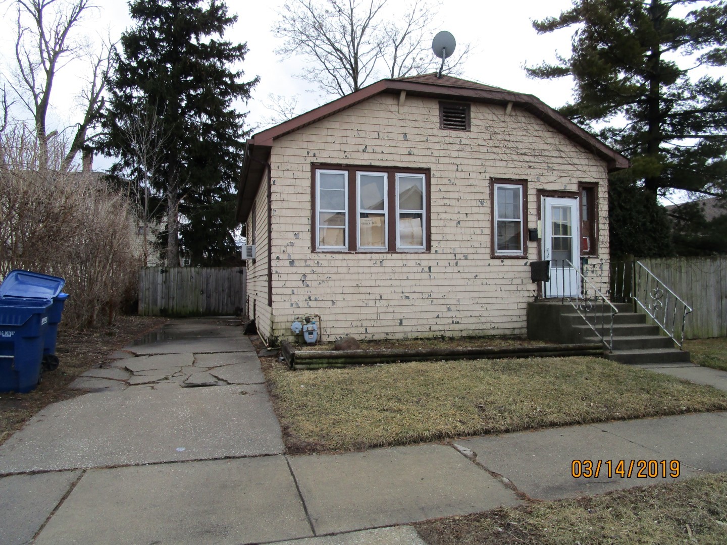 2223 Desplaines Street BLUE ISLAND, Illinois SINGLE FAMILY HOME SOLD AS-IS AND READY FOR A NEW FAMILY. NOT BANK OWNED AND NOT A SHORT SALE, OWNERS ARE LOCAL AND MOTIVATED. THIS HOME IS BEING SOLD AS-IS, SO PLEASE INSPECT PRIOR TO SUBMITTING AN OFFER. PLEASE NOTE: 0% TAX PRORATIONS ARE OFFERED, THE SELLER WILL PAY CURRENT AND ALL PRIOR TAX BUT 0% CREDIT FOR FUTURE BILLS. SPECIAL WARRANTY DEED AT CLOSING. NO SURVEY. FOR FASTER RESPONSE PLEASE USE SELLERS CONTRACT, ADDENDUM AND DISCLOSURES UNDER DOCUMENTS.