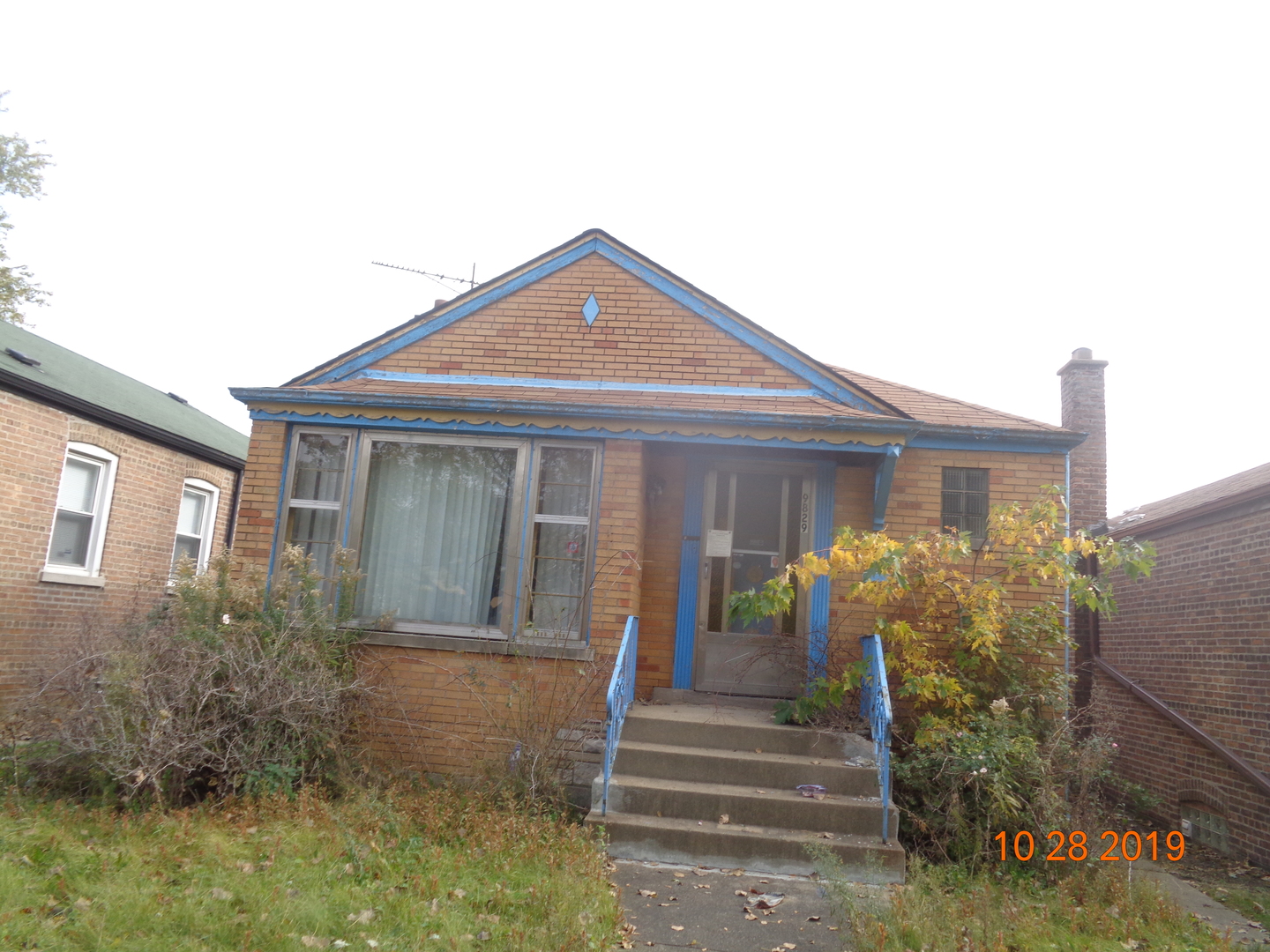 9829 University Avenue S CHICAGO, Illinois SINGLE FAMILY HOME SOLD AS-IS AND READY FOR A NEW FAMILY. NOT BANK OWNED AND NOT A SHORT SALE, OWNERS ARE LOCAL AND MOTIVATED. THIS HOME IS BEING SOLD AS-IS, SO PLEASE INSPECT PRIOR TO SUBMITTING AN OFFER. PLEASE NOTE: 0% TAX PRORATIONS ARE OFFERED, THE SELLER WILL PAY CURRENT AND ALL PRIOR TAX BUT 0% CREDIT FOR FUTURE BILLS. SPECIAL WARRANTY DEED AT CLOSING. NO SURVEY. FOR FASTER RESPONSE PLEASE USE SELLERS CONTRACT, ADDENDUM AND DISCLOSURES UNDER DOCUMENTS.