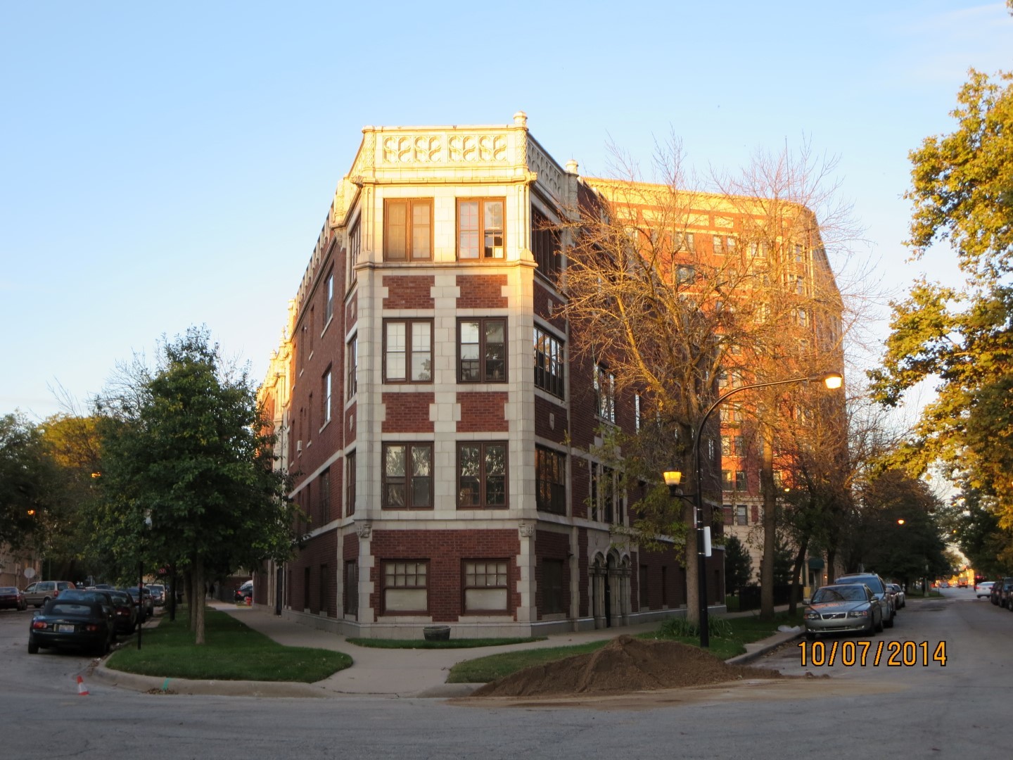 2569 71ST Street E 13 Chicago, Illinois 3 bedroom condo near lakefront SOLD AS-IS AND READY FOR A NEW FAMILY. OWNER OCCUPANT ONLY. NOT BANK OWNED AND NOT A SHORT SALE, OWNERS ARE LOCAL AND MOTIVATED. THIS HOME IS BEING SOLD AS-IS, SO PLEASE INSPECT PRIOR TO SUBMITTING AN OFFER. PLEASE NOTE: 0% TAX PRORATIONS ARE OFFERED, THE SELLER WILL PAY CURRENT AND ALL PRIOR TAX BUT 0% CREDIT FOR FUTURE BILLS. SPECIAL WARRANTY DEED AT CLOSING. NO SURVEY. FOR FASTER RESPONSE PLEASE USE SELLERS CONTRACT, ADDENDUM AND DISCLOSURES UNDER DOCUMENTS.