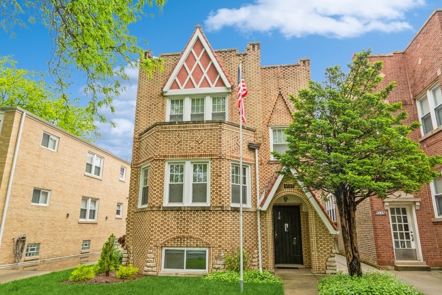 1 Apartment in Norwood Park