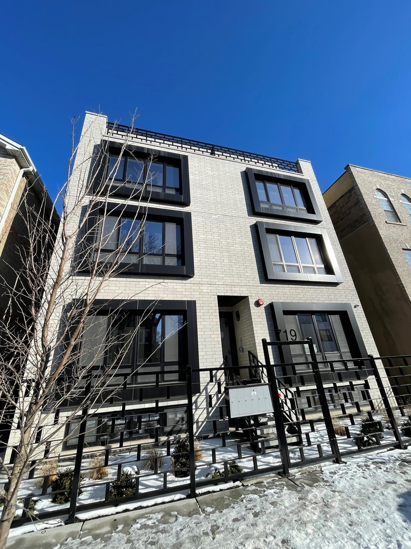 3 Condo in West Town