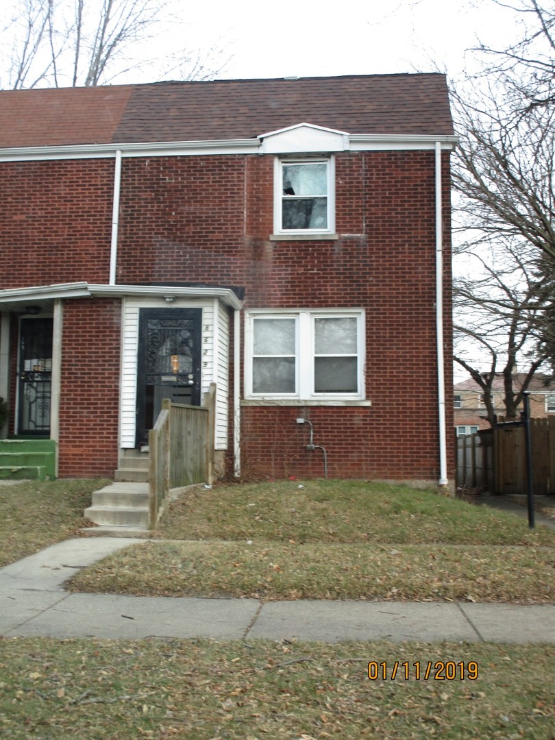 8629 St Lawrence Avenue S CHICAGO, Illinois SINGLE FAMILY TOWN HOME SOLD AS-IS AND READY FOR A NEW FAMILY. NOT BANK OWNED AND NOT A SHORT SALE, OWNERS ARE LOCAL AND MOTIVATED. THIS HOME IS BEING SOLD AS-IS, SO PLEASE INSPECT PRIOR TO SUBMITTING AN OFFER. PLEASE NOTE: 0% TAX PRORATIONS ARE OFFERED, THE SELLER WILL PAY CURRENT AND ALL PRIOR TAX BUT 0% CREDIT FOR FUTURE BILLS. SPECIAL WARRANTY DEED AT CLOSING. NO SURVEY. FOR FASTER RESPONSE PLEASE USE SELLERS CONTRACT, ADDENDUM AND DISCLOSURES UNDER DOCUMENTS.