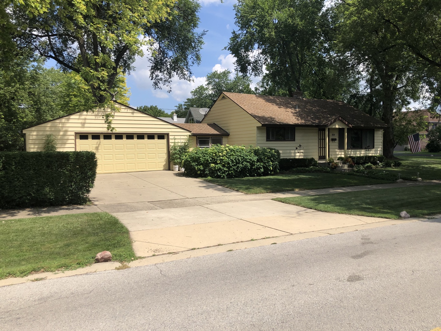 654 W Kenilworth Avenue PALATINE, Illinois Great house in great area! Home has nice hardwood floors and 3 bedrooms, finished basement rec room! Eat-in kitchen w/app. New patio and the home is walking distance to Fremd H.S., Newer Furnace and New AC. 3 Bedrooms with full basement.