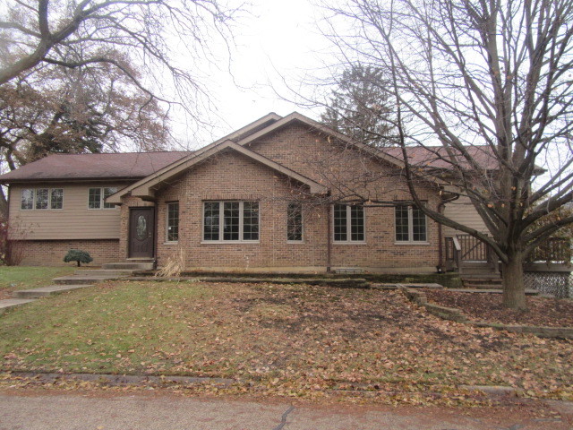 600 Warwick Avenue BARRINGTON, Illinois Do not wait and schedule your appointment with your real estate agent today!!! Wonderful opportunity to own solid brick & siding unique split level home located just minutes away from downtown of Village of Barrington and in move-in condition as well as featuring about 3,500 SQF of living space!!! 2nd floor is featuring great size master bedroom w/cathedral ceilings/recessed lights/access to unfinished attic w/tons of storage room that could possibly be turned into a play room/office & full master bathroom w/skylight/double sink/Jacuzzi soaking tub & stand up shower - 3x additional good size bedrooms & 2nd full bathroom w/double sink & Jacuzzi tub. 1st floor has front foyer - open living room w/gas fireplace - separate dining room w/chandelier & access to wooden deck - fully appliance eat in kitchen w/SS appliances - island - plenty of cabinet space - recessed lights - den/office - 1/2 bathroom & laundry room w/laundry sink/washer & dryer. Full finished basement offers family room w/wet bar/electric fireplace & recessed lights - 3rd full bathroom w/shower - utility room w/furnace/hot water heater/water softener/ejector pump/sump pump/200 AMPs circuit breaker box and storage area. There are vaulted ceilings - skylights - recessed lights - hardwood floors thru-out 1st & 2nd floor - ceramic bathrooms - ceiling fans - gas forced air & A/C - wooden deck - attached 2.5-car garage (you can actually fit 3 cars inside) - asphalt driveway to fit additional 7 vehicles. It is close to downtown of Village of Barrington - METRA train station - parks - trails - schools - Forest & Nature Preserves - Baker Lake - golf club - stores & restaurants! Do not wait and make an offer today!!!